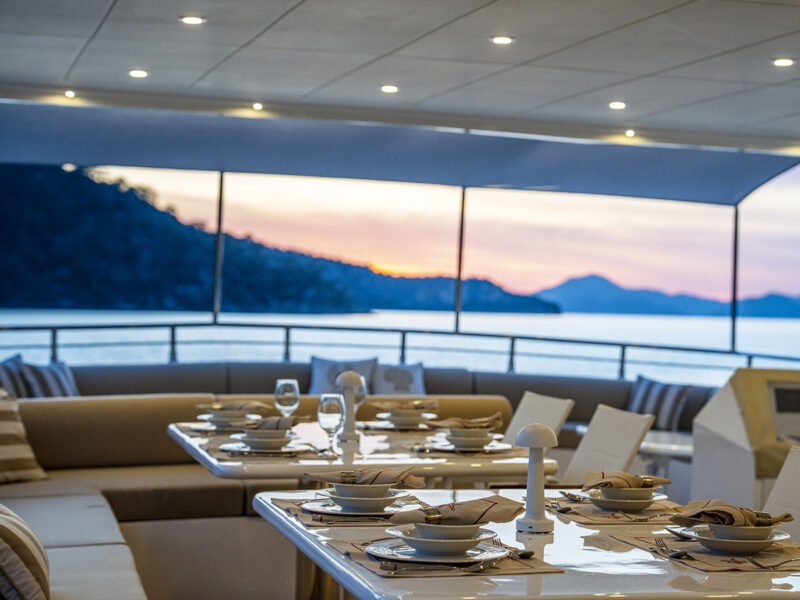 Lila trawler Fethiye kiralık motoryat dış mekan üst güverte akşam üstü yemek masası yakın çekim