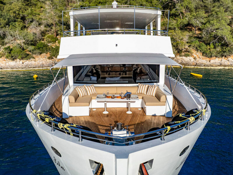 Lila trawler Fethiye kiralık motoryat dış mekan ön güverte drone çekimi