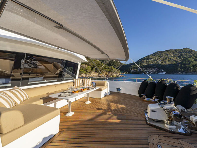 Lila trawler Fethiye kiralık motoryat dış mekan ön güverte oturma grubu