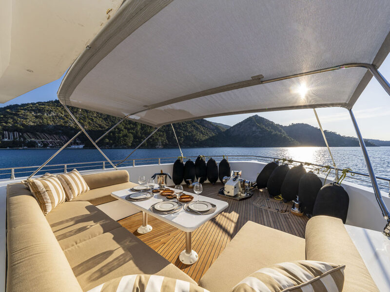 Lila trawler Fethiye kiralık motoryat dış mekan ön güverte oturma grubu