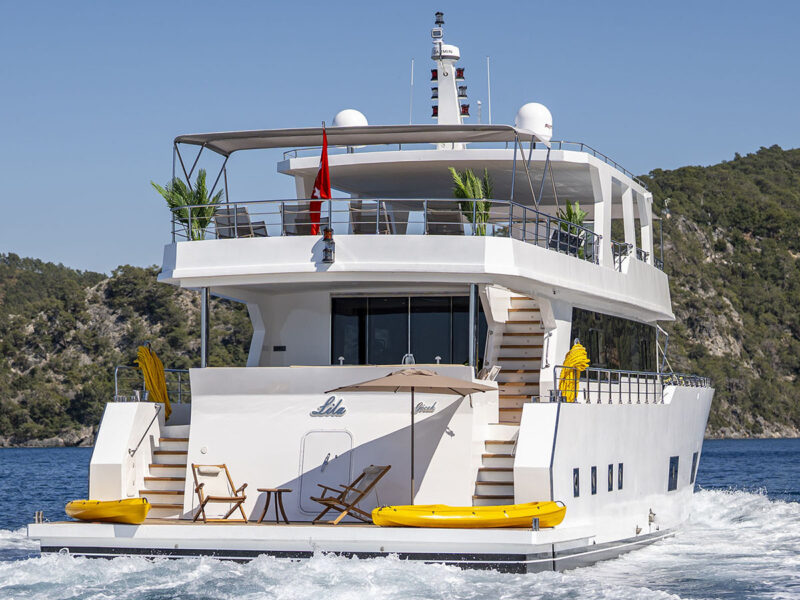 Lila trawler Fethiye kiralık motoryat seyir halinde kıçtan görüntü