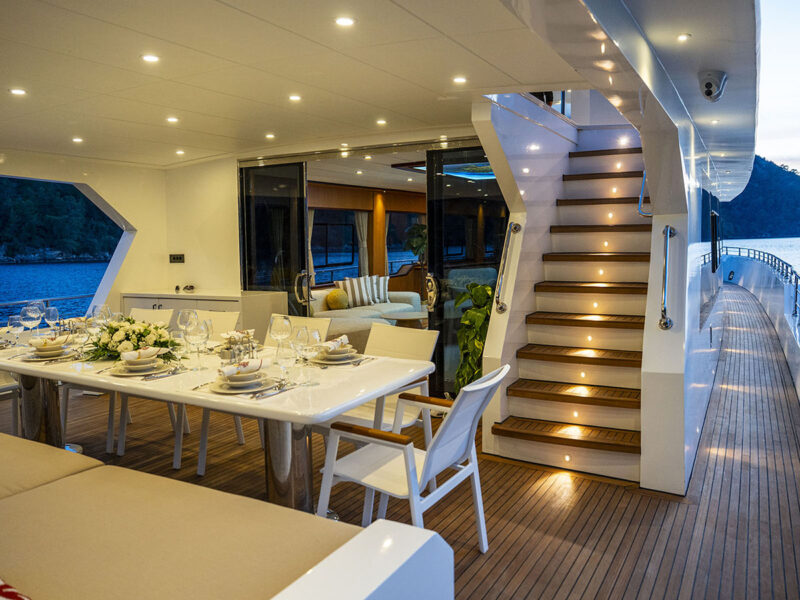Lila trawler Fethiye kiralık motoryat dış mekan kıç güverteden üst güverteye merdivenler