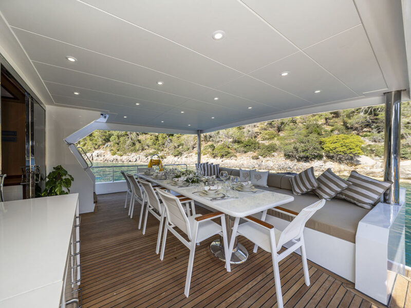 Lila trawler Fethiye kiralık motoryat dış mekan kıç güverte yemek masası