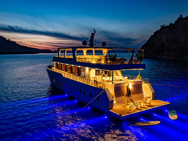 Lila trawler Fethiye kiralık motoryat gece kıçtan drone çekimi