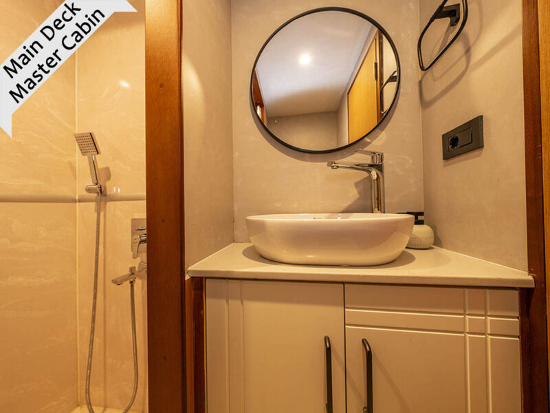 Lila trawler Fethiye kiralık motoryat iç mekan ana güverte VIP kabin banyo