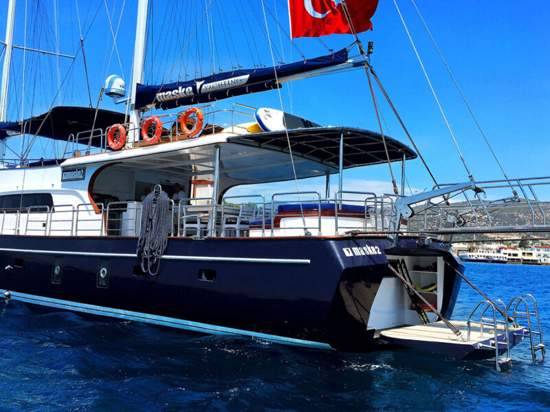 Maske-2 kiralık gulet dış mekan arka platform