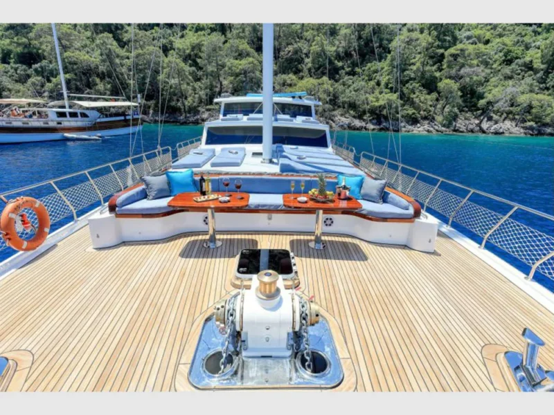 Gulet Maya Fethiye kiralık yat dış mekan ön güverte