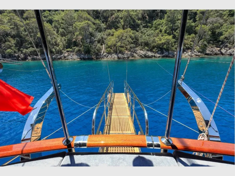 Gulet Maya Fethiye kiralık yat dış mekan kıç güverte pasarella