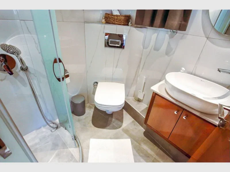 Gulet Maya Fethiye kiralık yat iç mekan kıç master kabin banyo