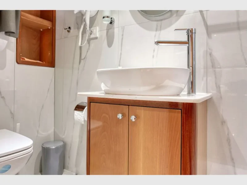 Gulet Maya Fethiye kiralık yat iç mekan twin kabin banyo