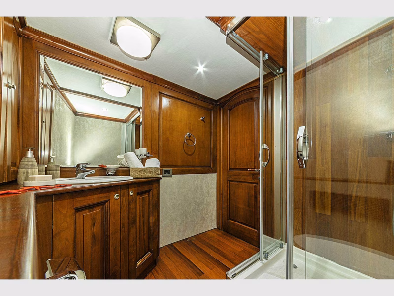 Mio Vento gulet iç mekan master kabin banyo