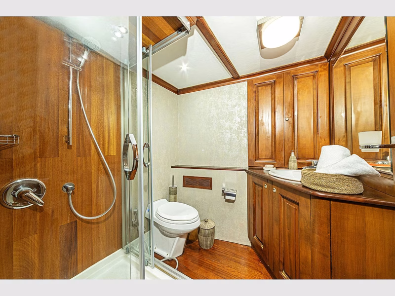 Mio Vento gulet iç mekan master kabin banyo