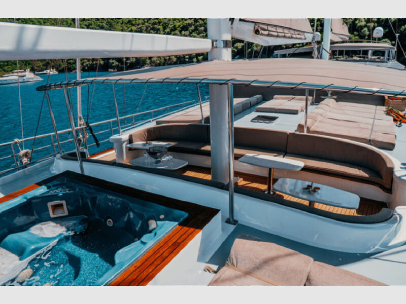 Nevra Queen gulet dış mekan ön güverte jakuzi ve lounge alanı