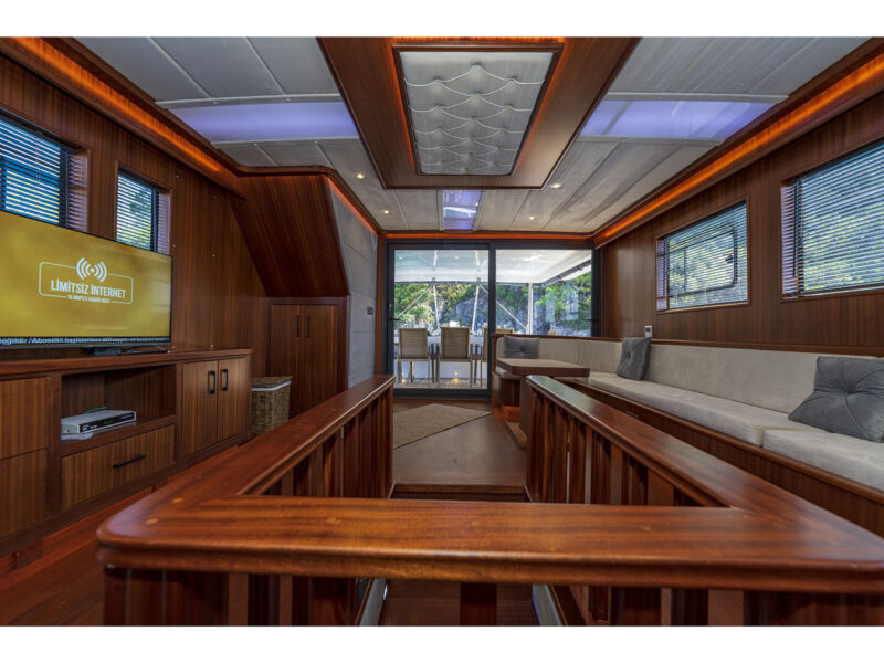 Trawler Oggusto iç mekan salon