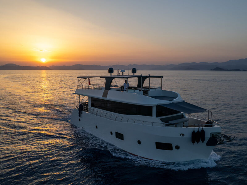 Trawler Oggusto gün batımında seyir halinde