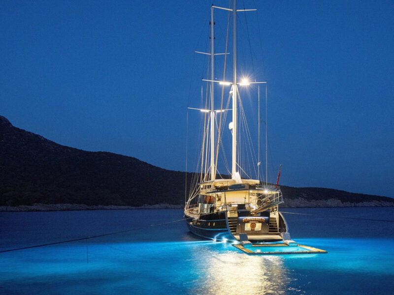 Gulet Oğuz Bey kıçtan kara bağlı gece akşam sualtı ışıkları açık