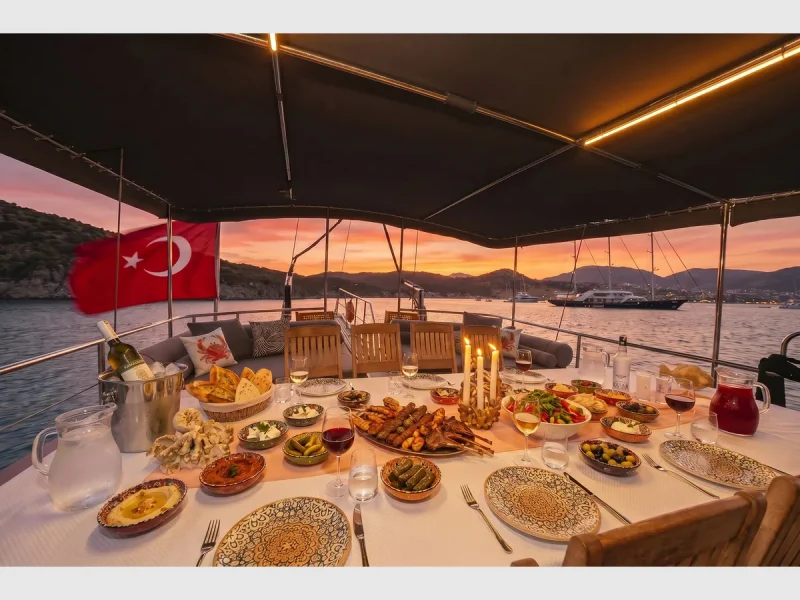 Perla Del Mar 1 gulet dış mekan kıç güverte yemek masası yakın çekim