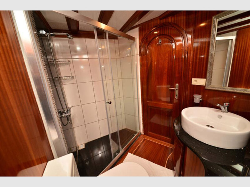 Queen Lila gulet iç mekan kıç master kabin banyo