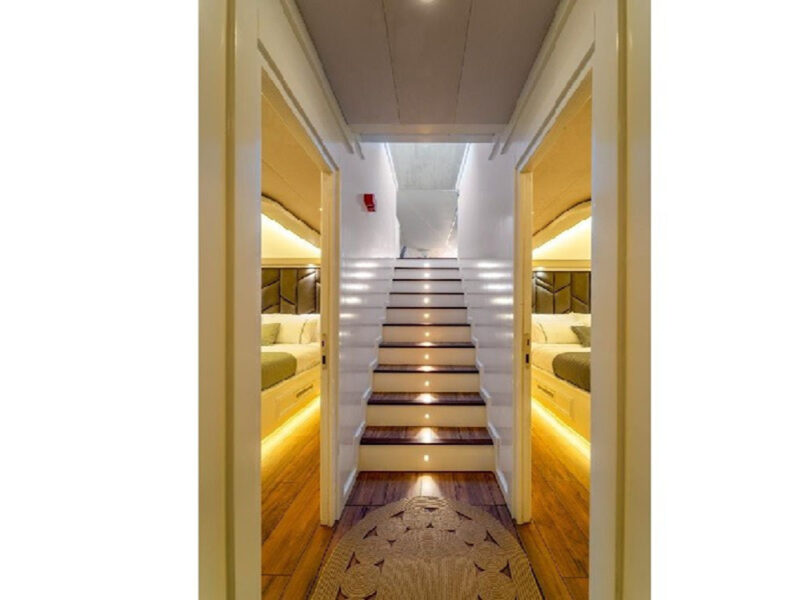 Queen of Makri interior hallway