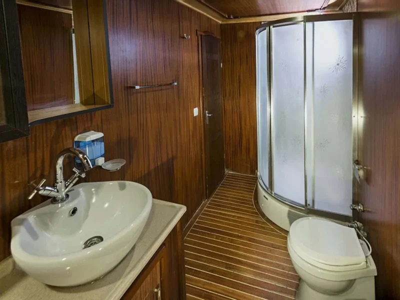 S Nur Taylan gulet iç mekan banyo