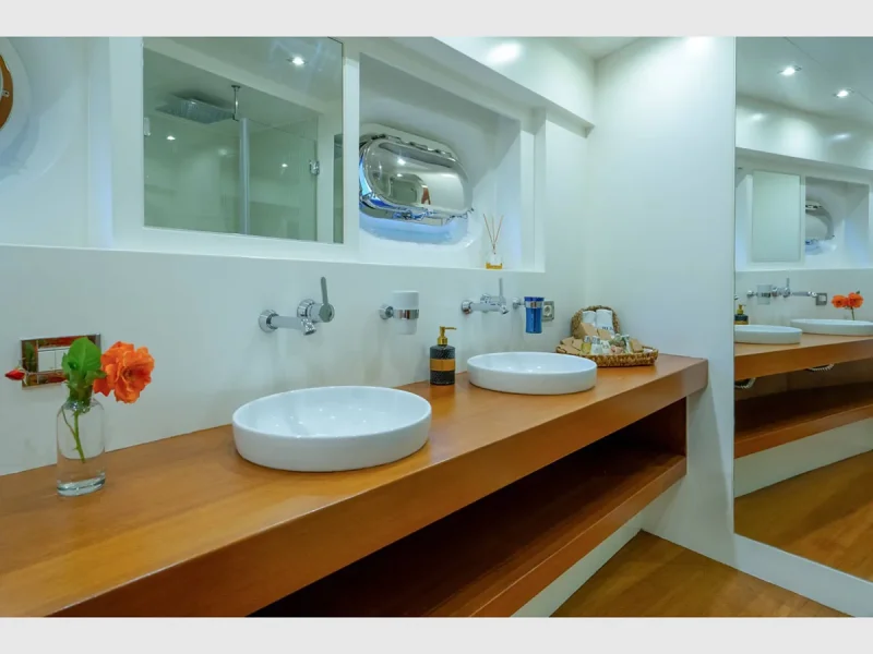 Ubi Bene gulet yat iç mekan double kabin banyo