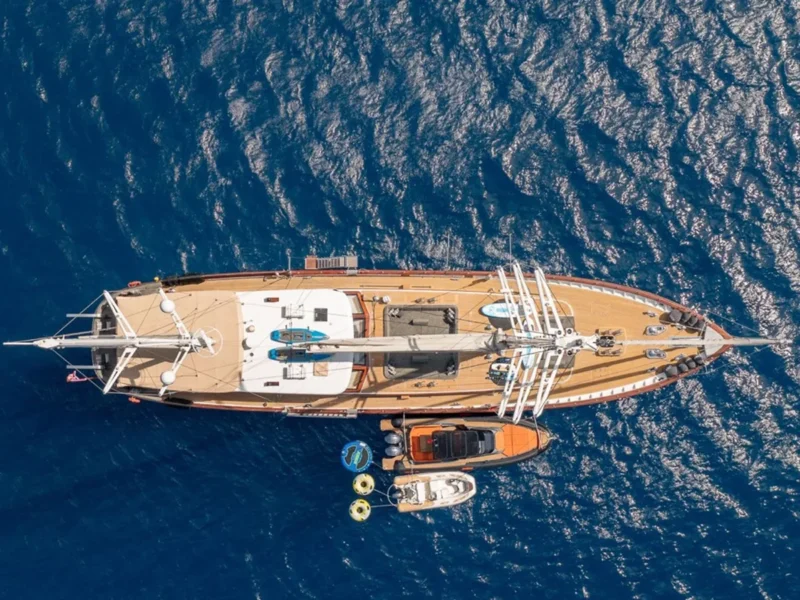 Vay gulet dış çekim tepeden drone görüntüsü