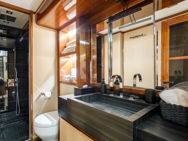 Vay gulet iç mekan baş master kabin banyo