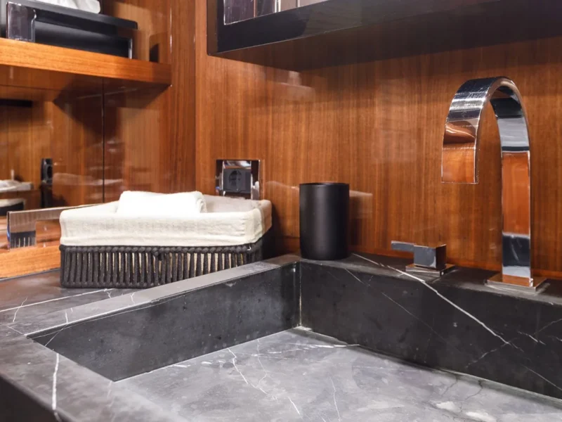 Vay gulet iç mekan double kabin banyo lavabo yakın çekim