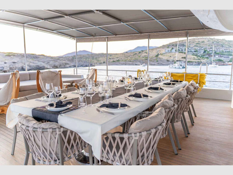 De Love kiralık yat dış mekan kıç güverte yemek masası