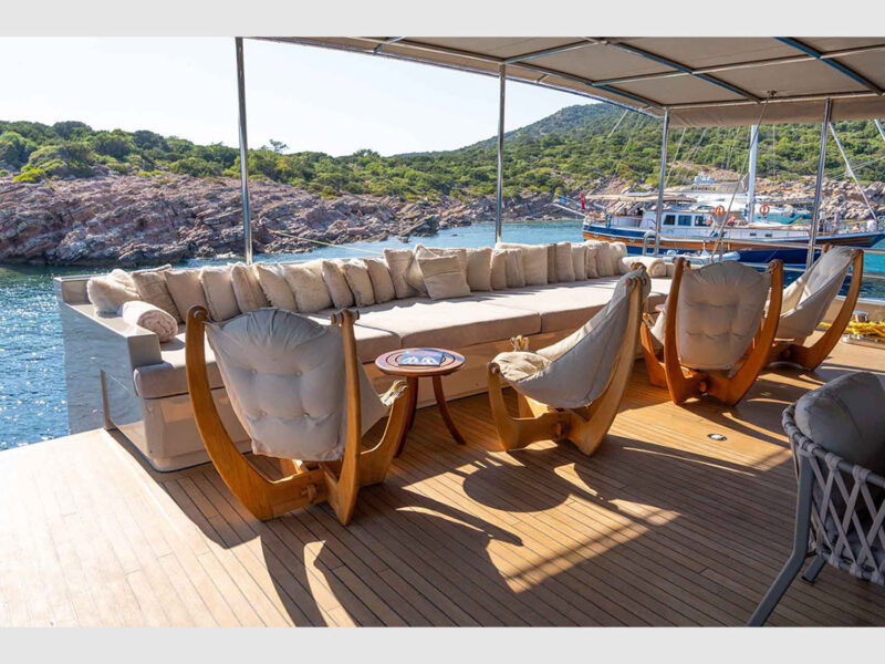 De Love kiralık yat dış mekan kıç güverte lounge alanı