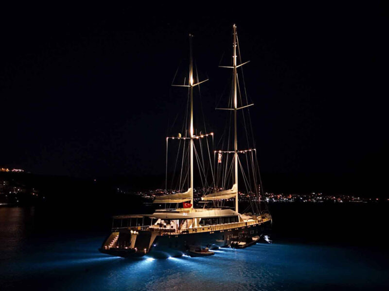 De Love kiralık yat gece drone çekimi
