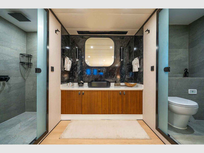 De Love kiralık yat iç mekan master kabin banyo