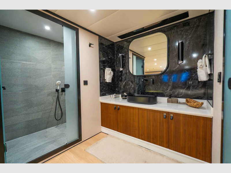 De Love kiralık yat iç mekan master kabin banyo