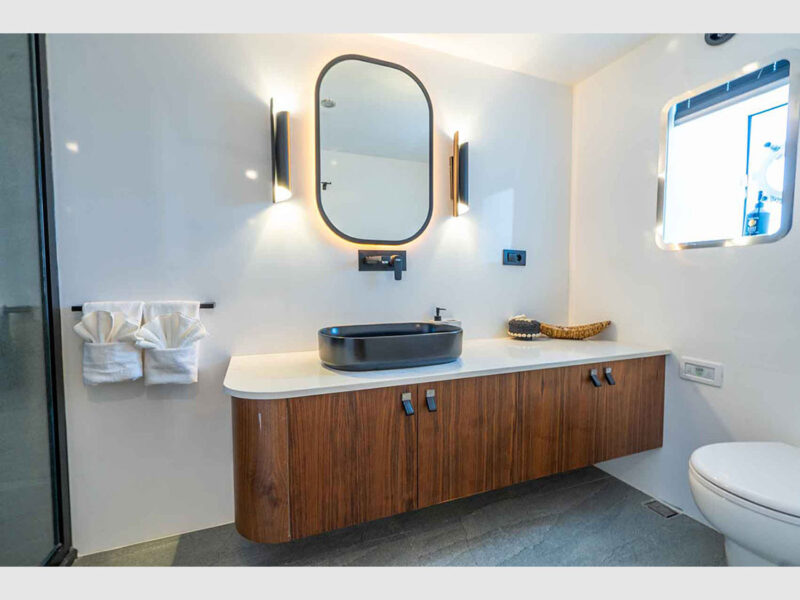 De Love kiralık yat iç mekan double VIP kabin banyo