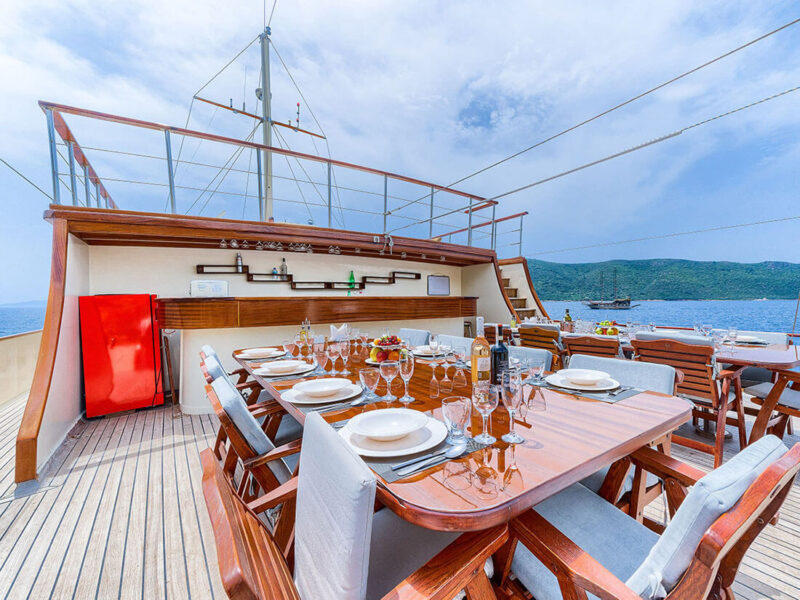 Love Boat Gulet Yat Dış Mekan Üst Güverte Yemek Masa Düzeni