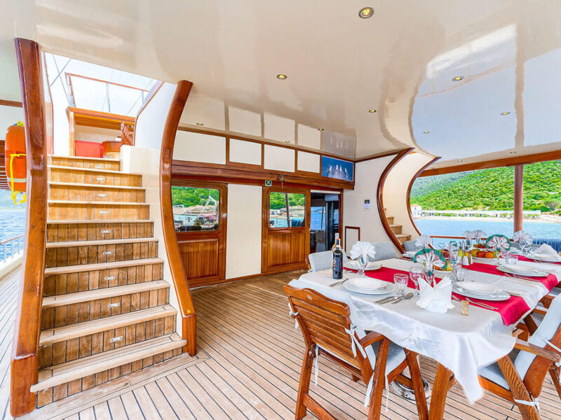 Love Boat Gulet Yat Dış Mekan Kıç Güverte Yemek Masası , Salon Kapısı ve Üst Güverteye Merdivenler