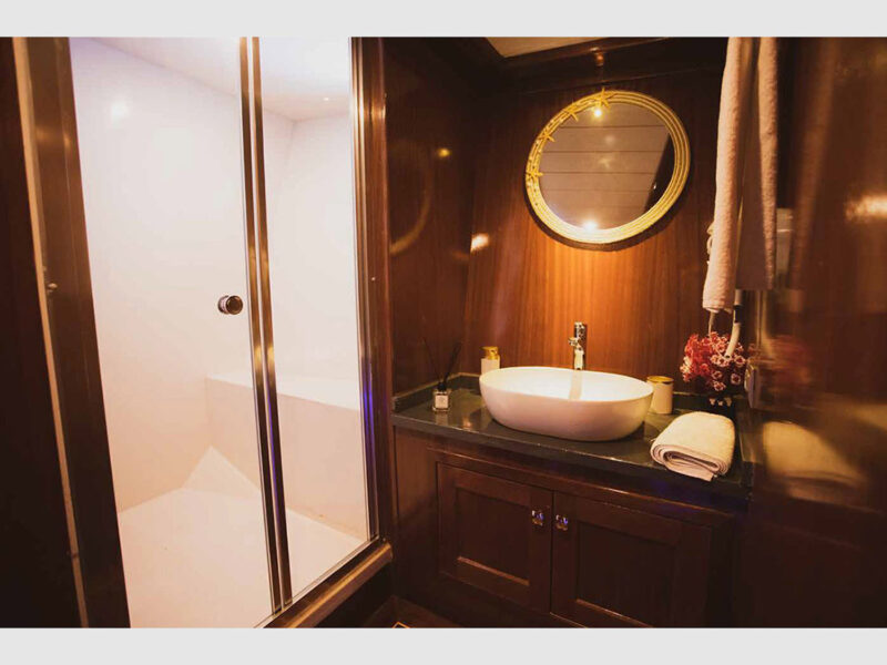 Queen of RTT gulet iç mekan banyo