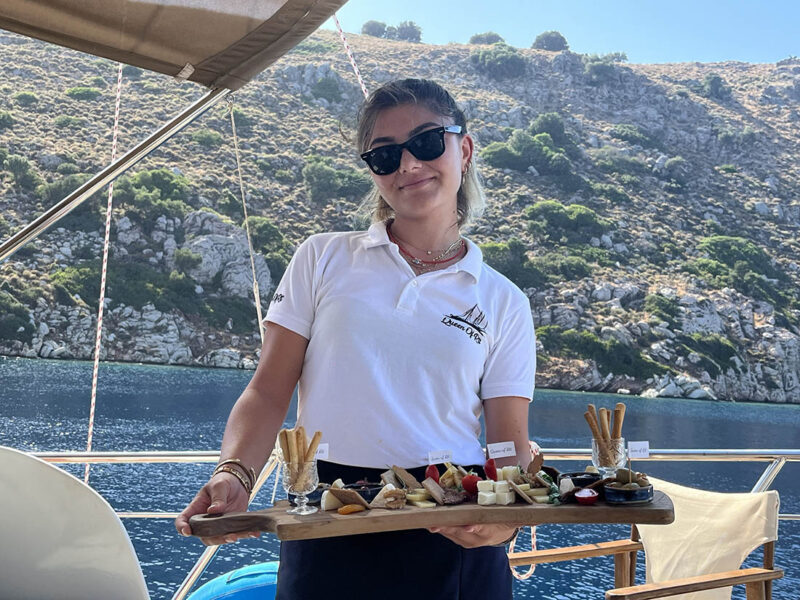 Queen of RTT gulet atıştırmalık tabağı sunumu