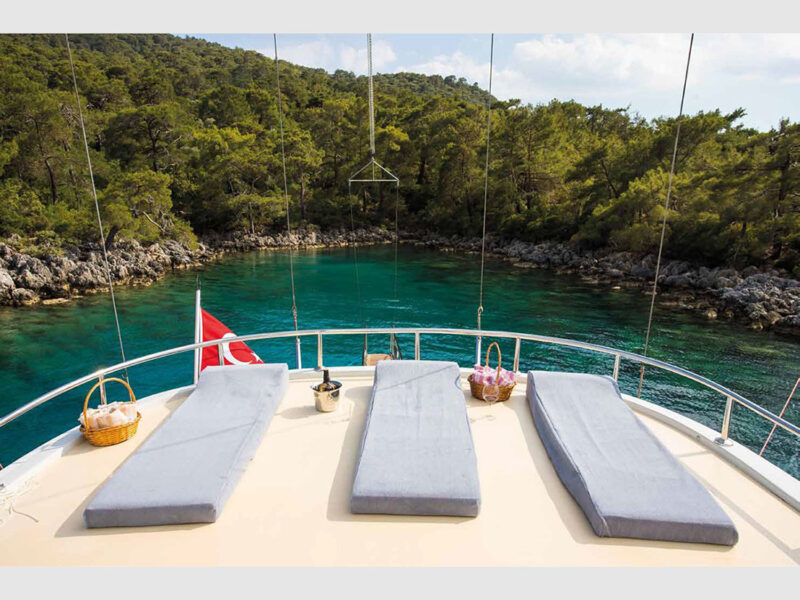 Queen of RTT gulet dış mekan üst güverte güneşlenme minderleri