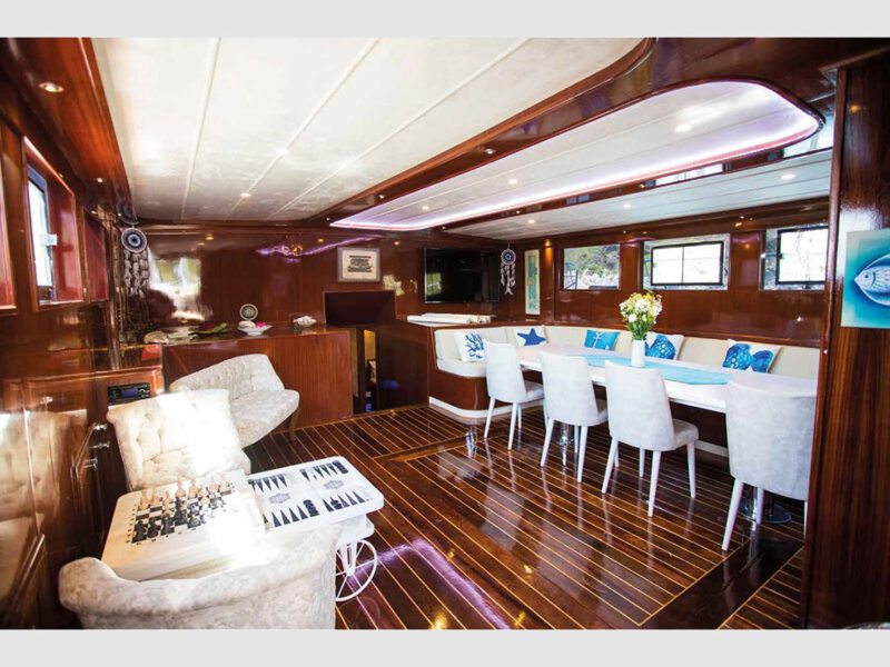 Queen of RTT gulet iç mekan salon geniş açı