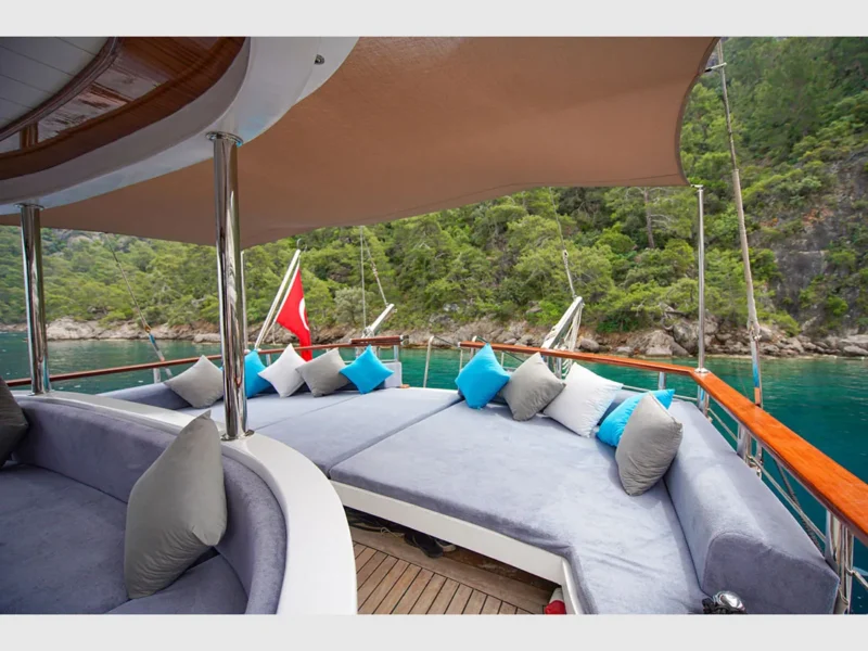 Queen of RTT gulet dış mekan kıç güverte lounge alanı