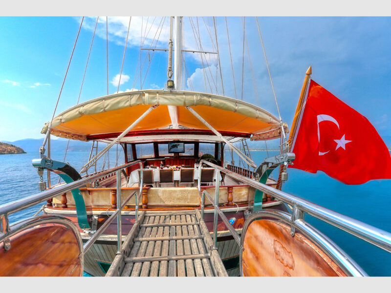 Gulet Su Sesi Fethiye kiralık yat dış mekan pasarelladan kıç güverte görünümü