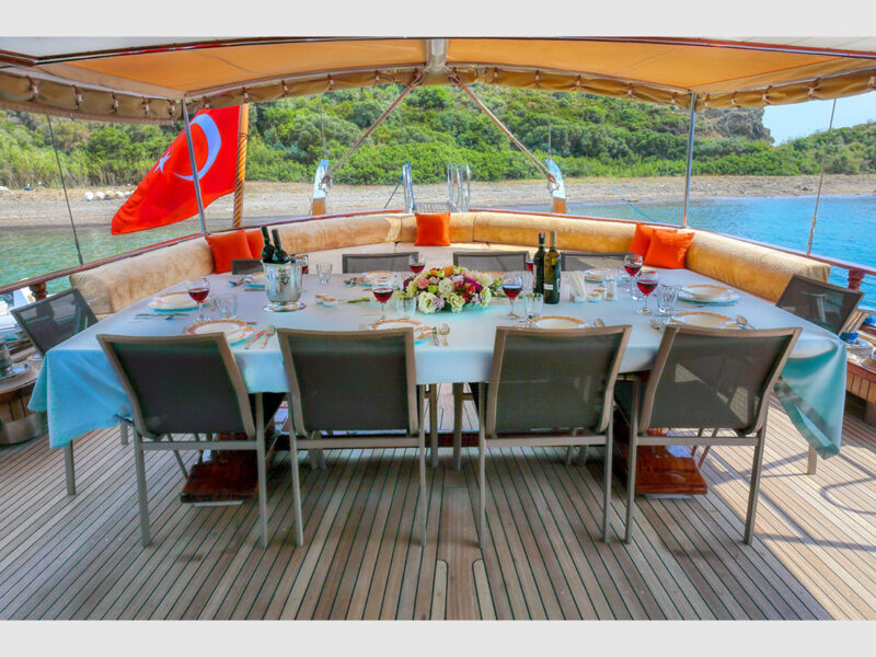 Gulet Su Sesi Fethiye kiralık yat dış mekan kıç güverte yemek masası