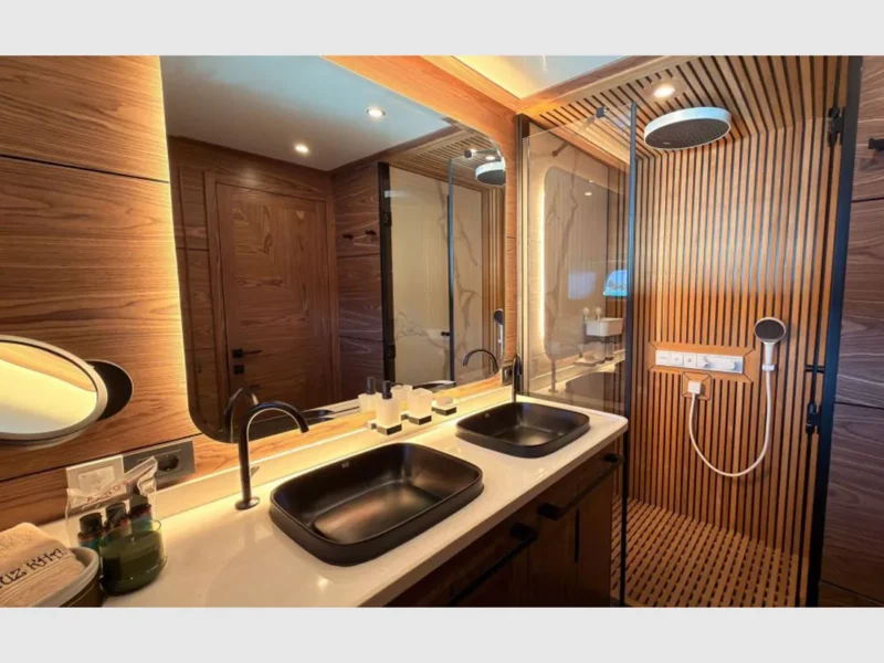 Oguz Khan gulet tekne iç mekan double kabin, çift lavabolu banyo