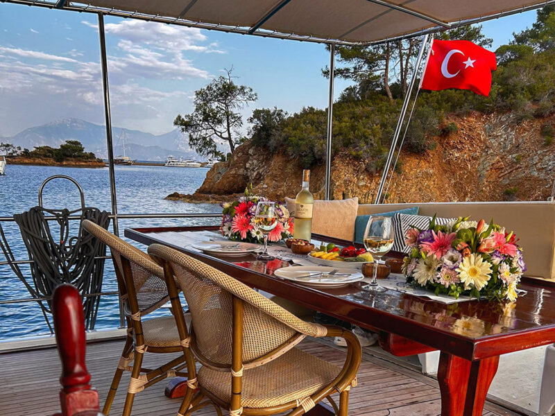 Della Luna gulet dış mekan kıç güverte yemek masası