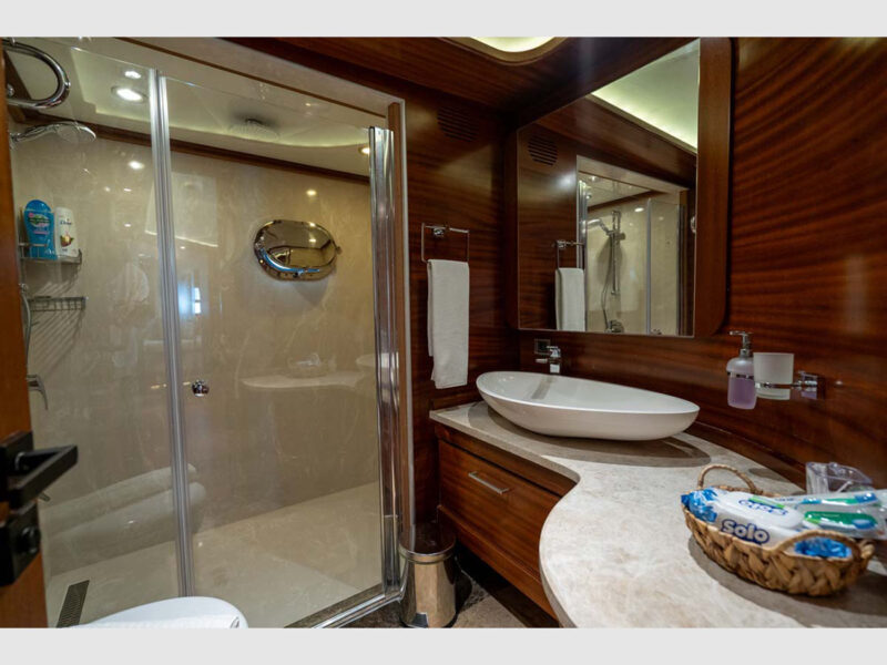 Gulet La Bella Vita İç Mekan Kıç (arka) Master Kabin Banyo