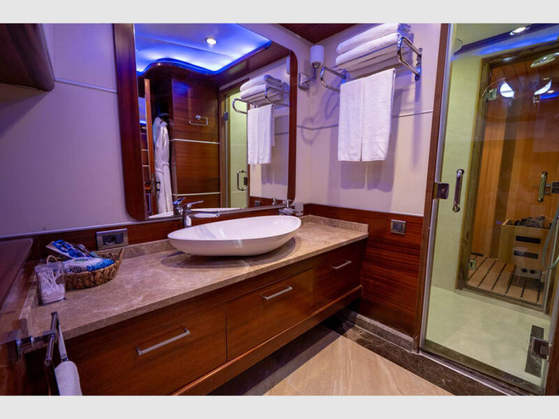 Gulet La Bella Vita İç Mekan Baş Master Kabin Banyo