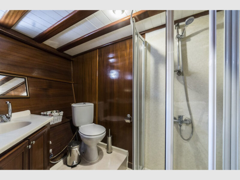 gulet optimist fore master cabin bathroom