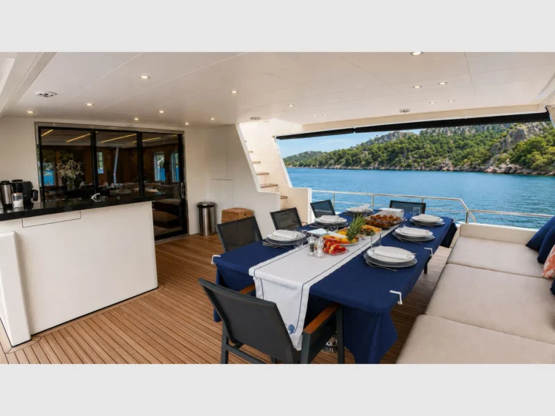 Beluga 1 trawler dış mekan kıç güverte yemek masası ve bar