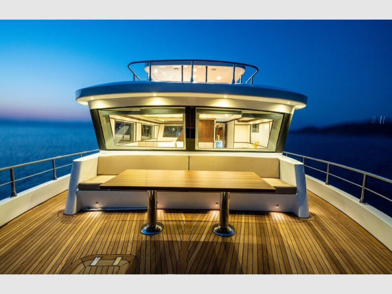 Bay CF trawler kiralık yat dış mekan ön güverte